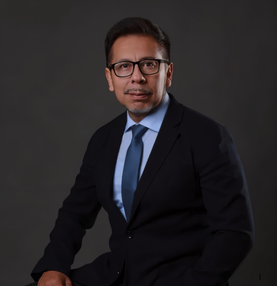 Collins Salvador — Abogado principal